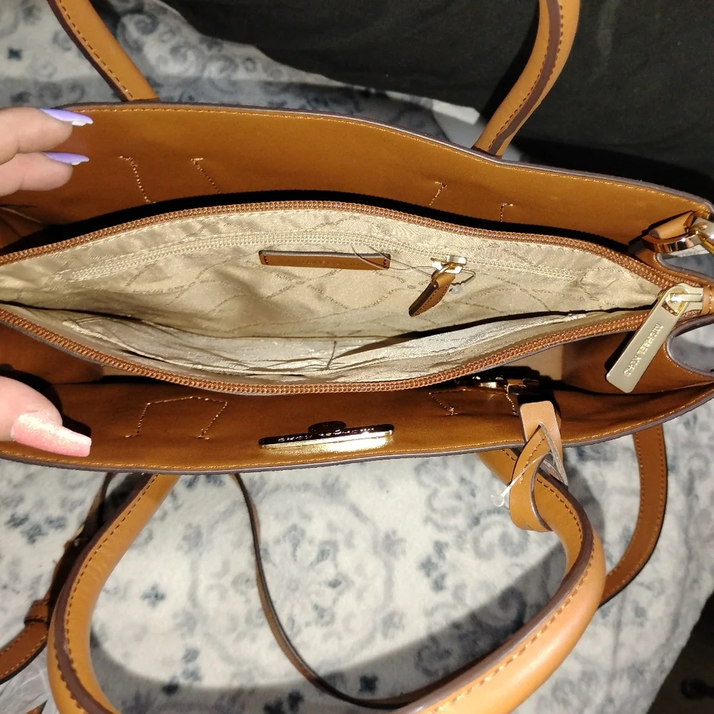 Michael kors purse - Picture 3 of 6